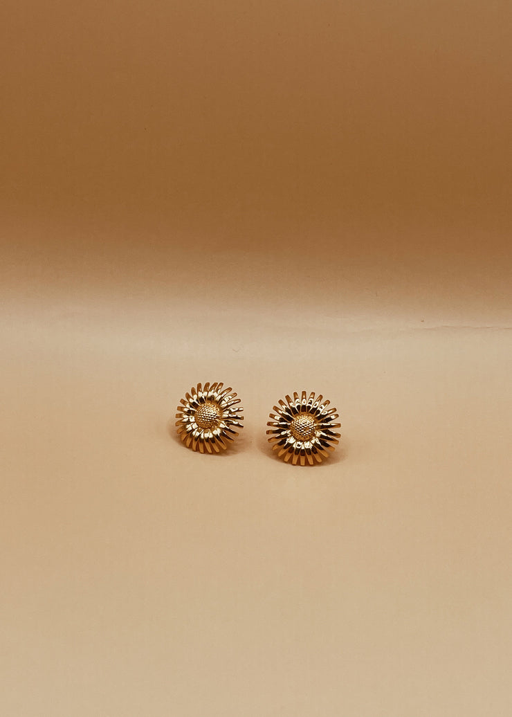 Small Tender Daisy Studs