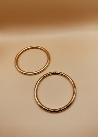 Narrow Roundabout Chimbai Bangle in Glossy Gold
