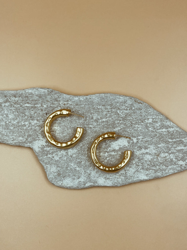 Lightly hammered ripple textured brass with ( one ) 1 micron gold plated small hoops. Chunky textured hoops that are light-weight and 90s inspired. AM to PM hoops suited for every occasion. Available in 3 ( three ) sizes - small, medium and big.  
