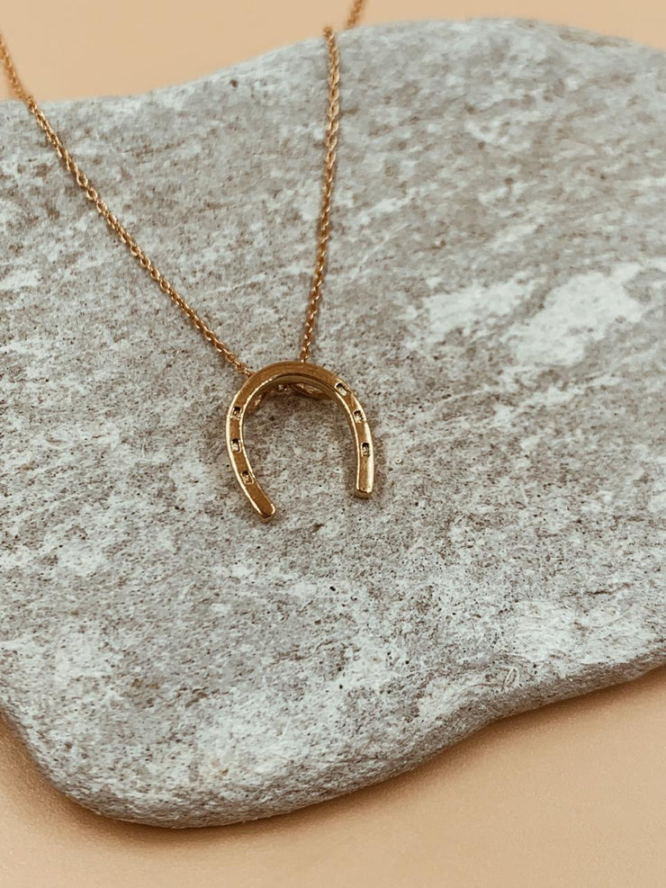 Gold horseshoe necklace | Necklace, Horseshoe necklace, Horse necklace