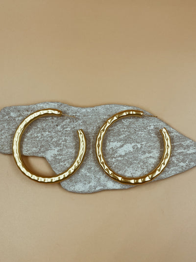 Lightly hammered ripple textured brass with ( one ) 1 micron gold plated big hoops. Chunky textured hoops that are light-weight and 90s inspired. AM to PM hoops suited for every occasion. Available in 3 ( three ) sizes - small, medium and big.  