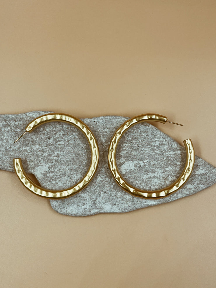 Lightly hammered ripple textured brass with ( one ) 1 micron gold plated big hoops. Chunky textured hoops that are light-weight and 90s inspired. AM to PM hoops suited for every occasion. Available in 3 ( three ) sizes - small, medium and big.  