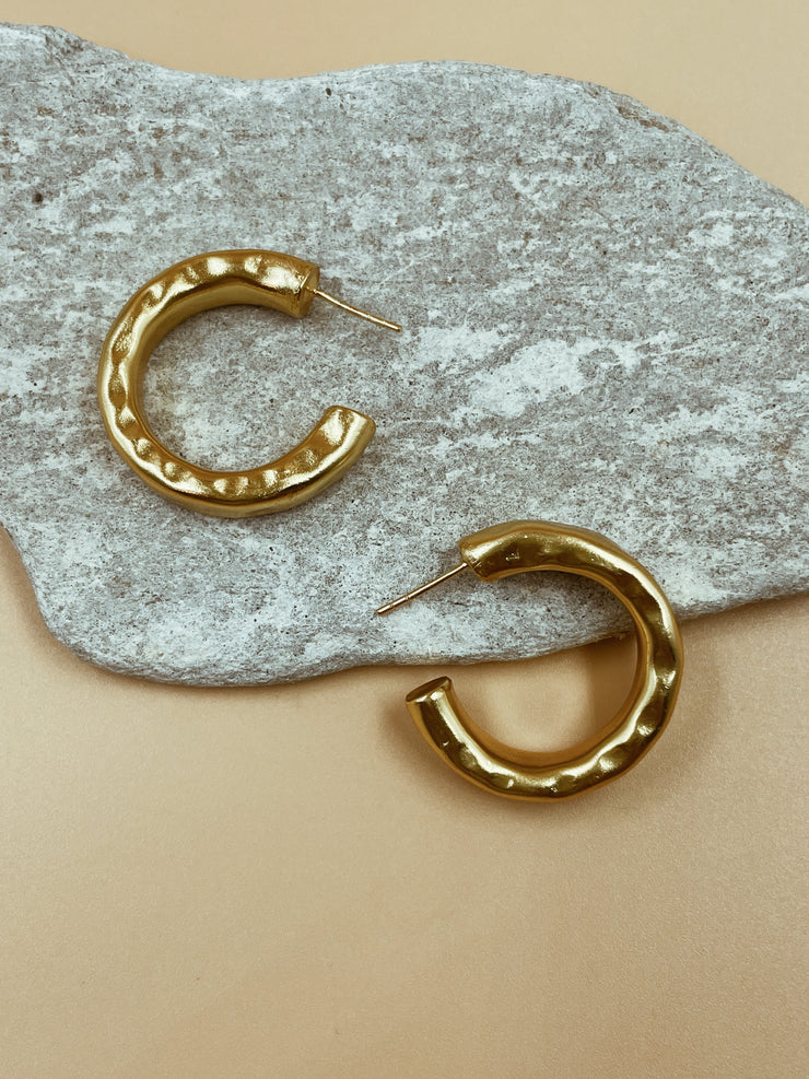 Lightly hammered ripple textured brass with ( one ) 1 micron gold plated small hoops. Chunky textured hoops that are light-weight and 90s inspired. AM to PM hoops suited for every occasion. Available in 3 ( three ) sizes - small, medium and big.  