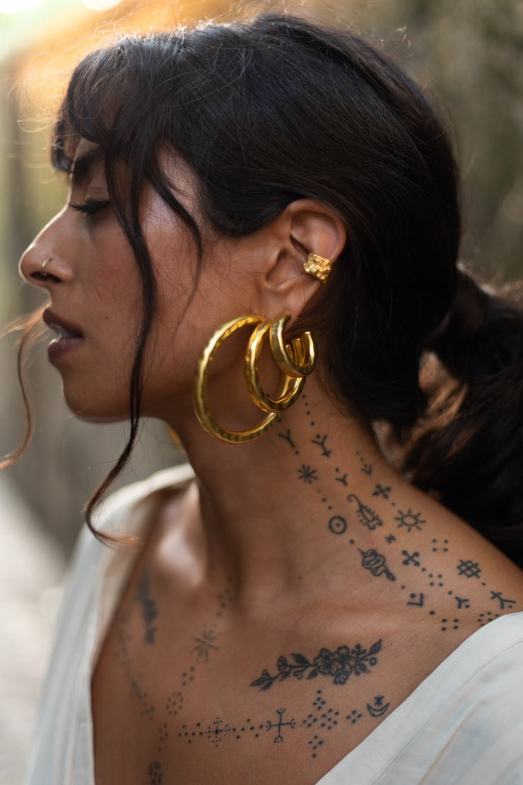 Lightly hammered ripple textured brass with ( one ) 1 micron gold plated small hoops. Chunky textured hoops that are light-weight and 90s inspired. AM to PM hoops suited for every occasion. Available in 3 ( three ) sizes - small, medium and big.  Armeen wears all three ( 3 ) sizes.