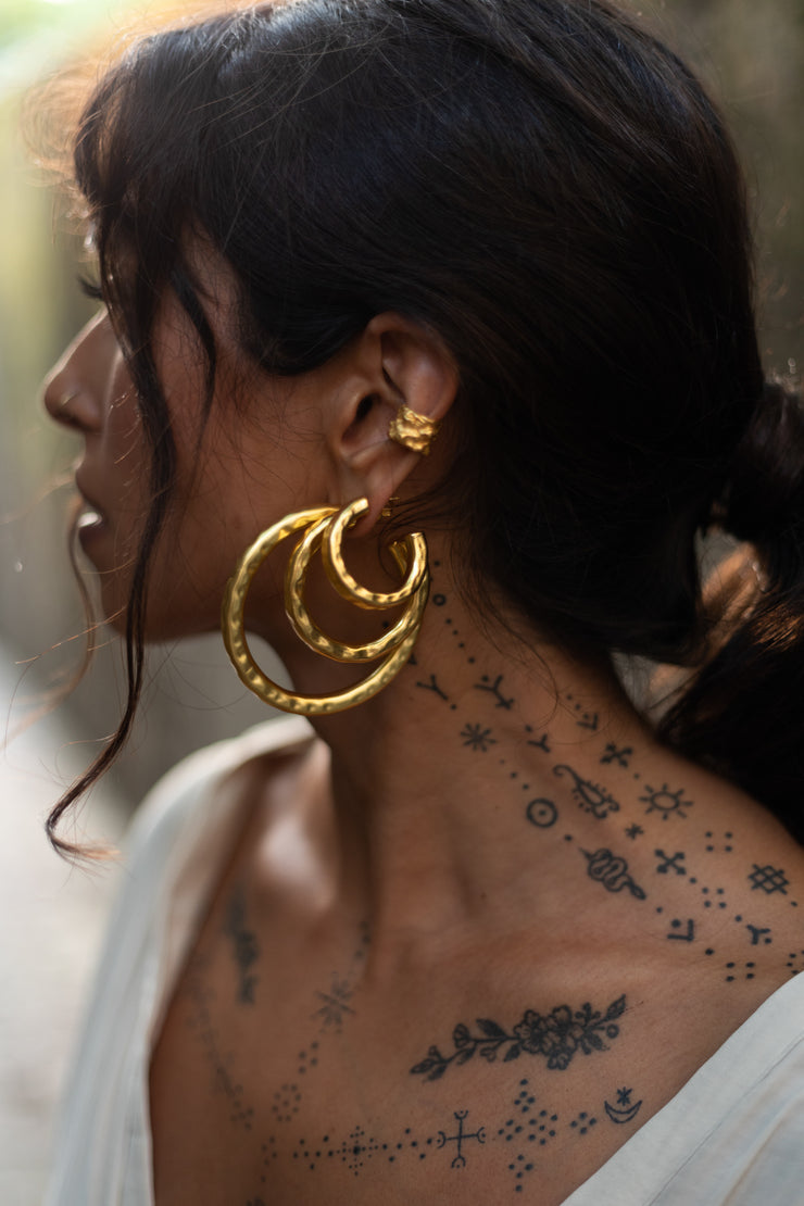 Lightly hammered ripple textured brass with ( one ) 1 micron gold plated small hoops. Chunky textured hoops that are light-weight and 90s inspired. AM to PM hoops suited for every occasion. Available in 3 ( three ) sizes - small, medium and big.  Armeen wears all three ( 3 ) sizes.
