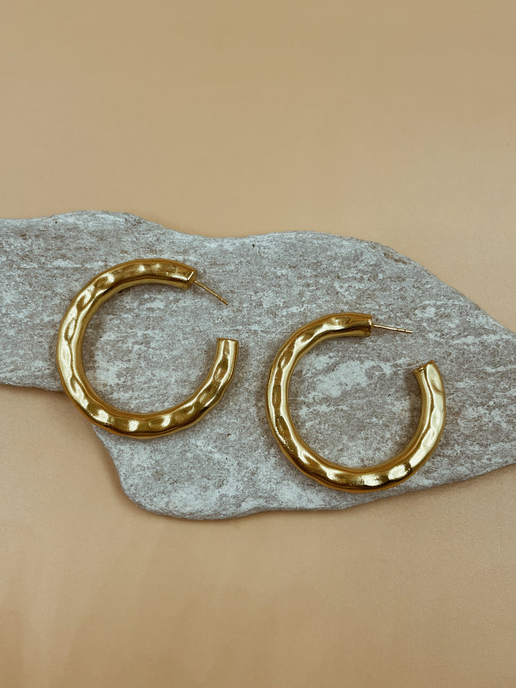 Lightly hammered ripple textured brass with ( one ) 1 micron gold plated medium hoops. Chunky textured hoops that are light-weight and 90s inspired. AM to PM hoops suited for every occasion. Available in 3 ( three ) sizes - small, medium and big.  