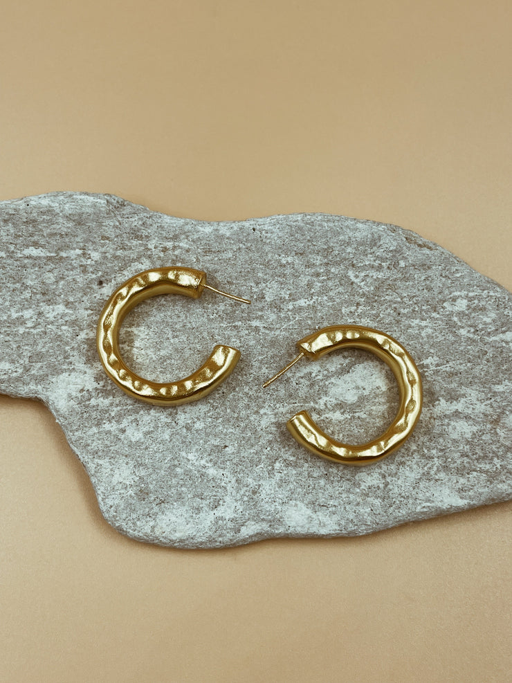 Lightly hammered ripple textured brass with ( one ) 1 micron gold plated small hoops. Chunky textured hoops that are light-weight and 90s inspired. AM to PM hoops suited for every occasion. Available in 3 ( three ) sizes - small, medium and big.  